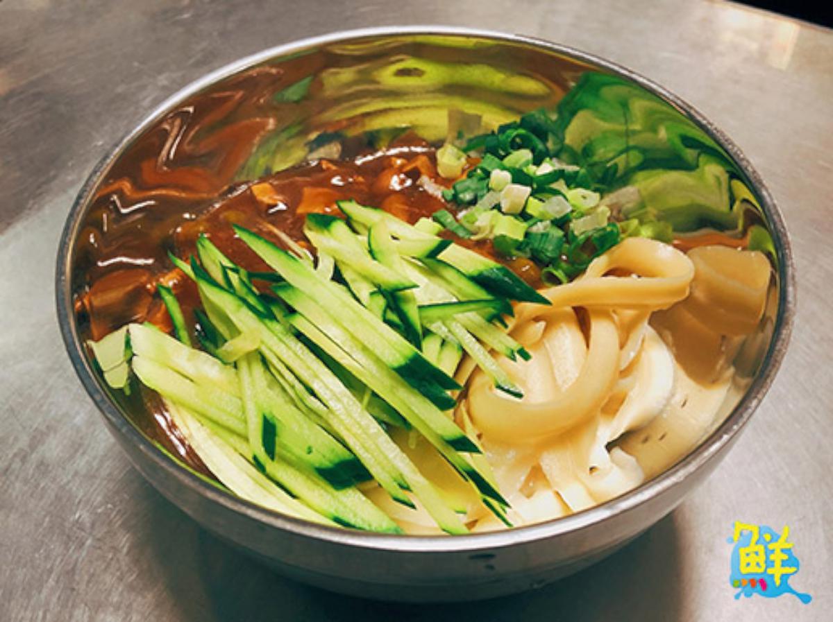 大碗滿意超涮嘴!不自覺完食的美味手削麵 「高雄第一家刀削麵」