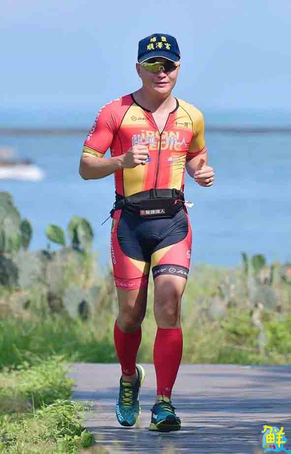 挪威跑者頭戴台灣公廟遮陽帽爆紅 高市運動熱區醫護鐵人學校第四期開課助圓夢