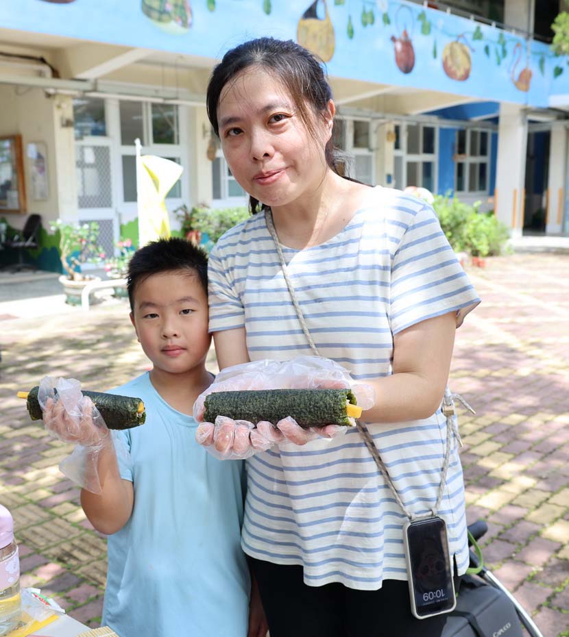 教育局家教中心攜手社教館親子共學列車 巡迴杉林區新庄國小捏捏綜合花壽司