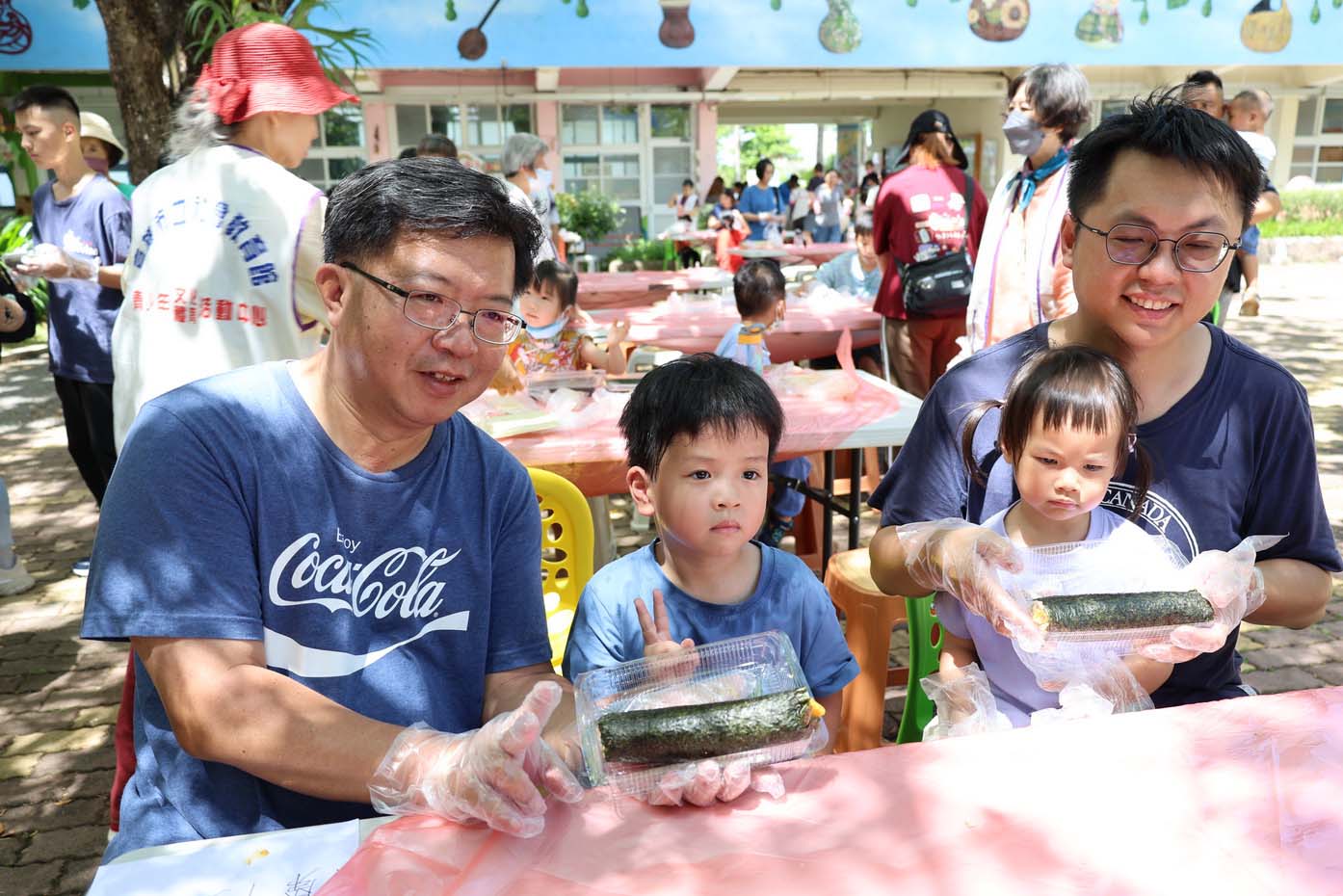 教育局家教中心攜手社教館親子共學列車 巡迴杉林區新庄國小捏捏綜合花壽司