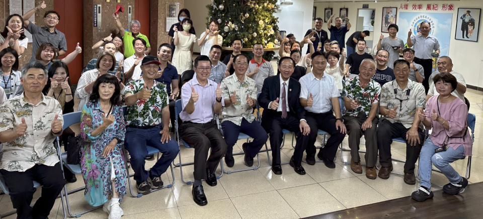 高市港都警友會、蓮潭清水宮樂團慰訪高市警局少年隊 贈午餐水果提前賀母親節