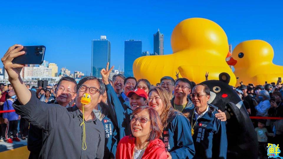 全球首創小鴨遊港動態秀！雙鴨放閃、曬恩愛 賞鴨累計600萬人破紀錄