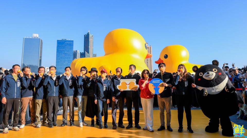 全球首創小鴨遊港動態秀！雙鴨放閃、曬恩愛 賞鴨累計600萬人破紀錄