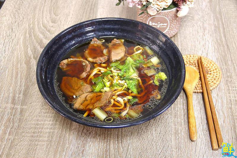 銅板美食隱身巷口 巷仔口牛肉麵 用麵食交陪鳳山饕客