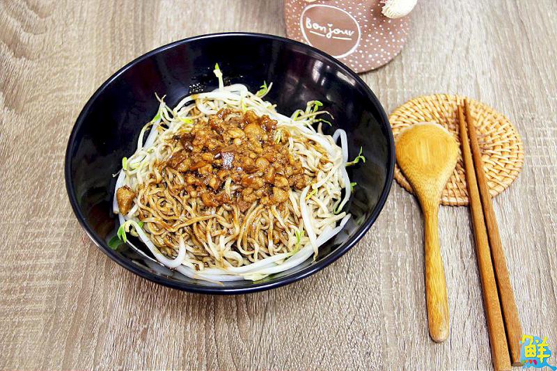 銅板美食隱身巷口 巷仔口牛肉麵 用麵食交陪鳳山饕客