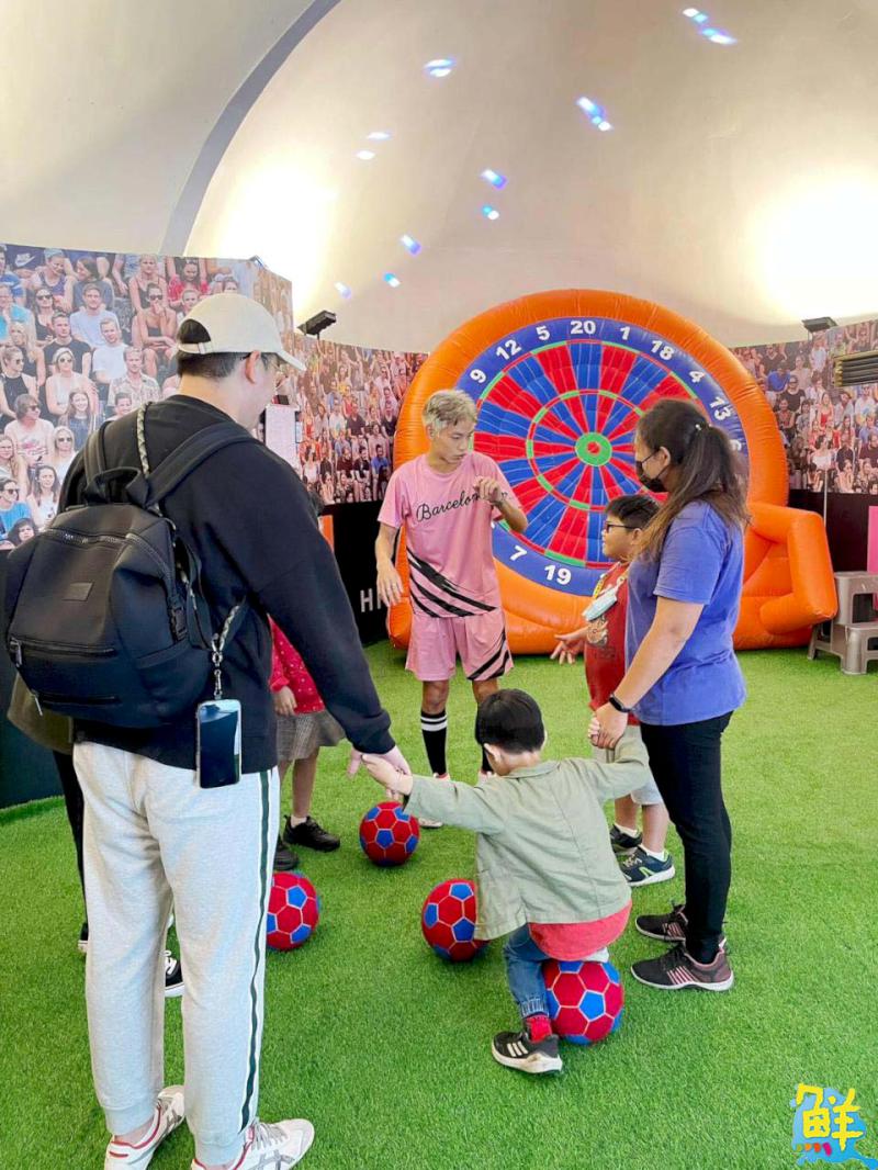 足球狂歡 x 現代藝術2023最潮聖誕HIS CAFÉ足球嘉年華熱力點燃高雄夢時代