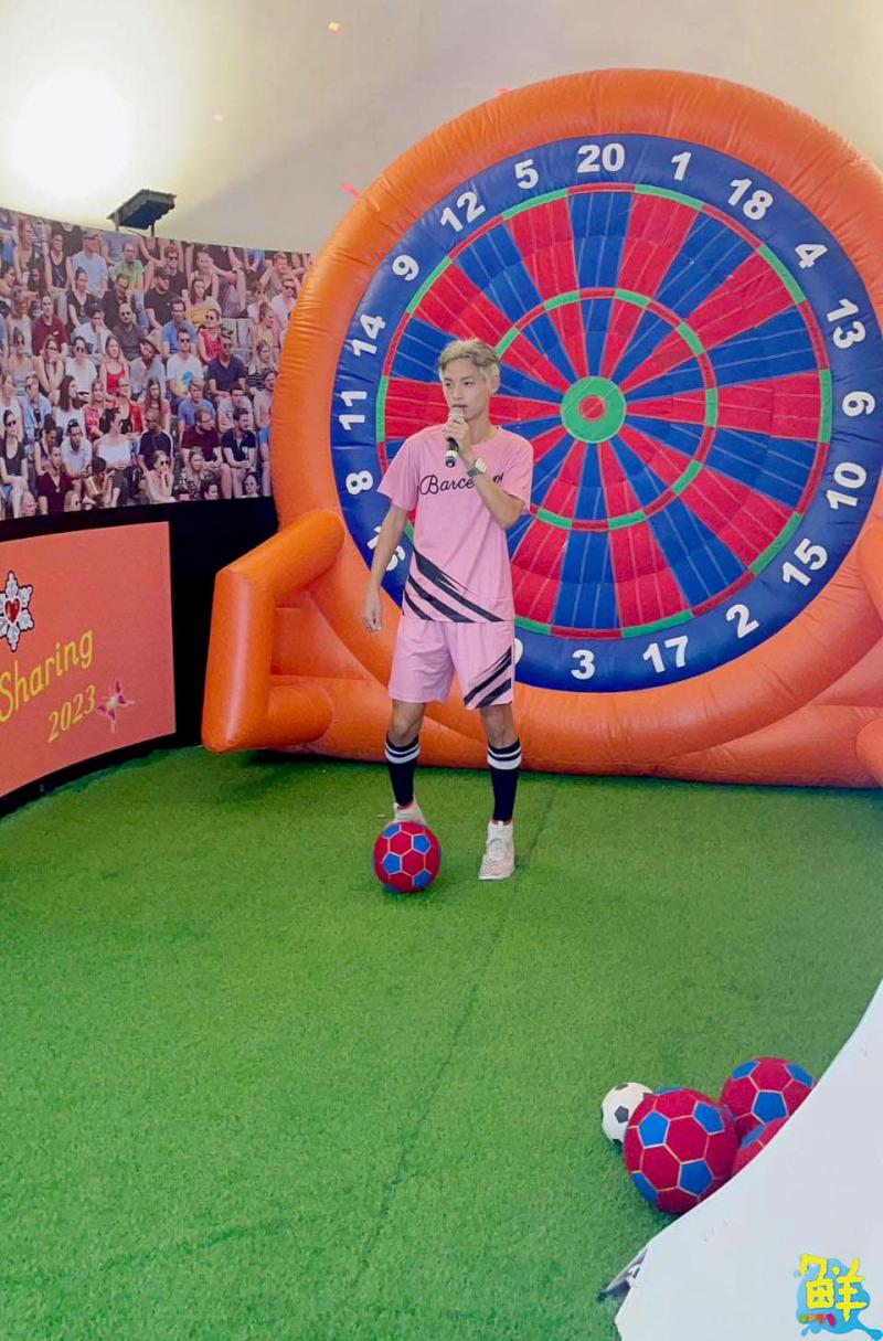 足球狂歡 x 現代藝術2023最潮聖誕HIS CAFÉ足球嘉年華熱力點燃高雄夢時代