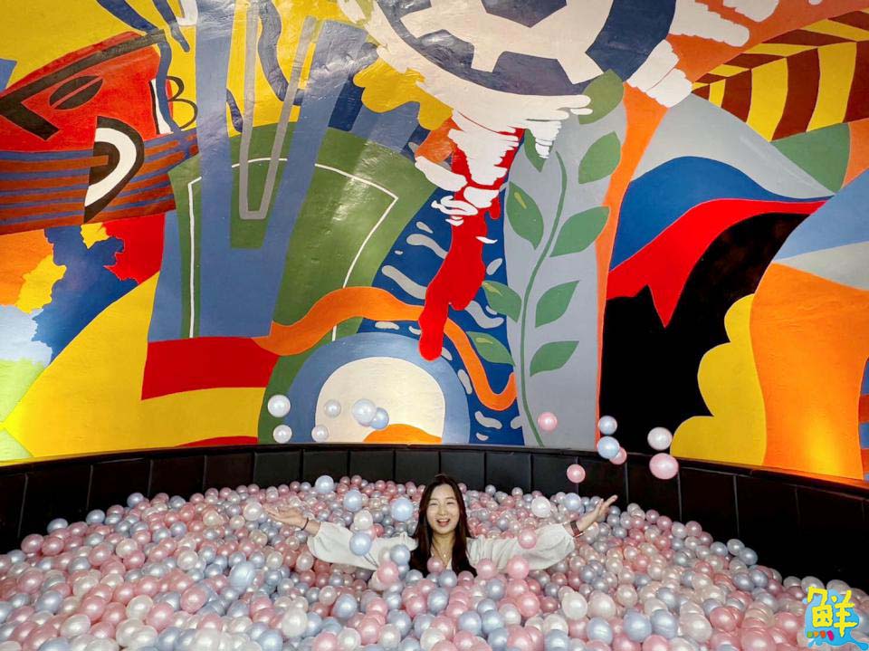 足球狂歡 x 現代藝術2023最潮聖誕HIS CAFÉ足球嘉年華熱力點燃高雄夢時代