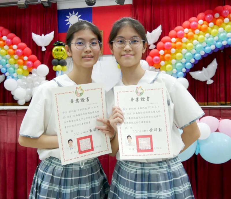 三民國中112年國中會考5生5A++創新紀錄 郭欣儀、郭欣婷雙胞胎拚出好成績