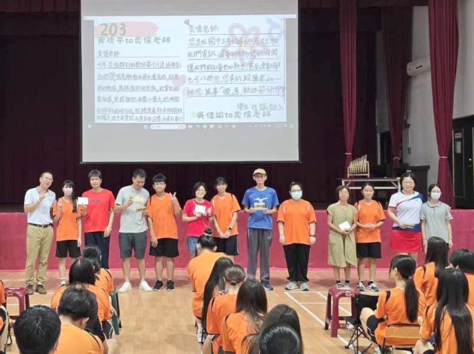 高市一甲國中邀學生書寫詩詞感謝卡 禮敬師長提前賀教師節