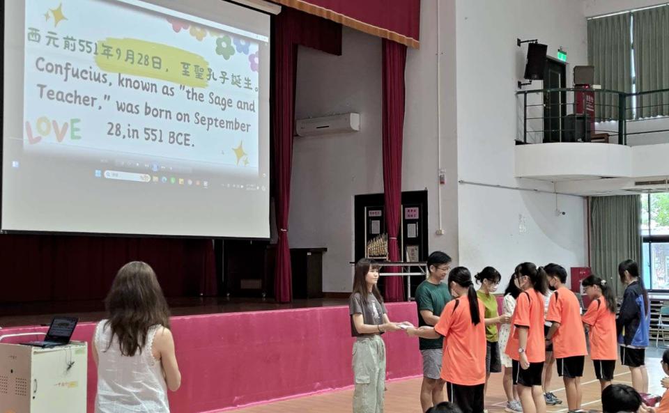 高市一甲國中邀學生書寫詩詞感謝卡 禮敬師長提前賀教師節