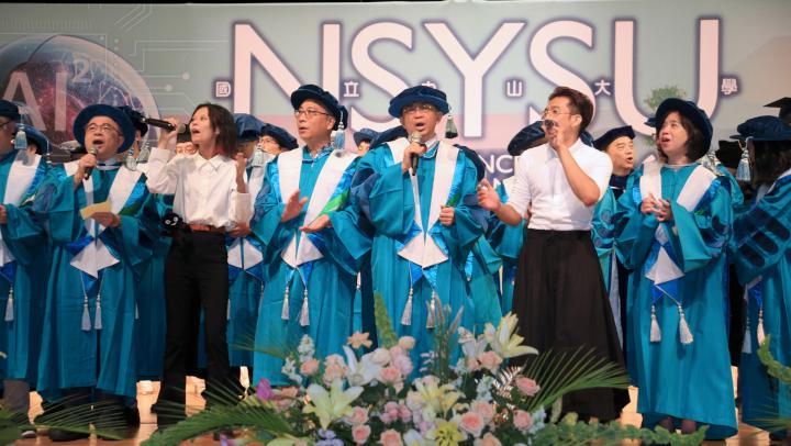 中山大學113學年度3626生歡喜離校 主視覺取材人工智慧設計製提袋贈留念