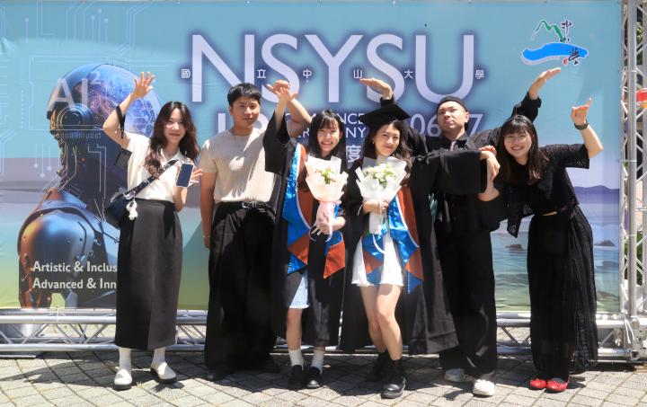 中山大學113學年度3626生歡喜離校 主視覺取材人工智慧設計製提袋贈留念