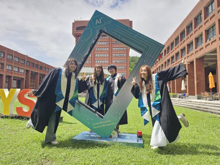 中山大學113學年度3626生歡喜離校 主視覺取材人工智慧設計製提袋贈留念