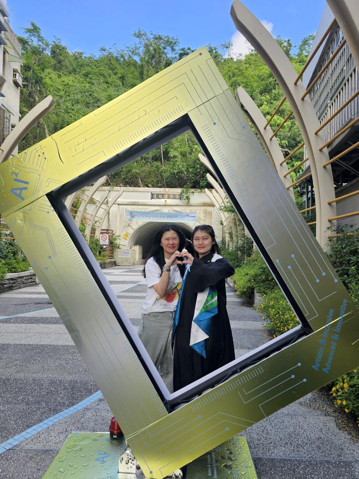 中山大學113學年度3626生歡喜離校 主視覺取材人工智慧設計製提袋贈留念