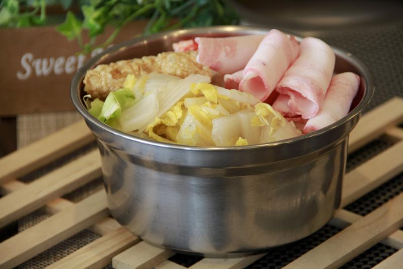 小港湯師父百元平價美味鍋 高cp值的美味湯頭全天候24小時滿足妳