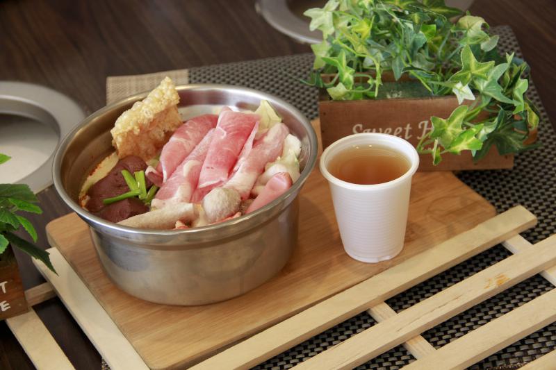 小港湯師父百元平價美味鍋 高cp值的美味湯頭全天候24小時滿足妳