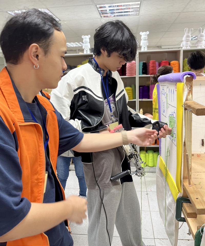 高市警局少年隊攜手少輔會揪少年家長畫布創作 有獎徵答宣導防詐及反毒