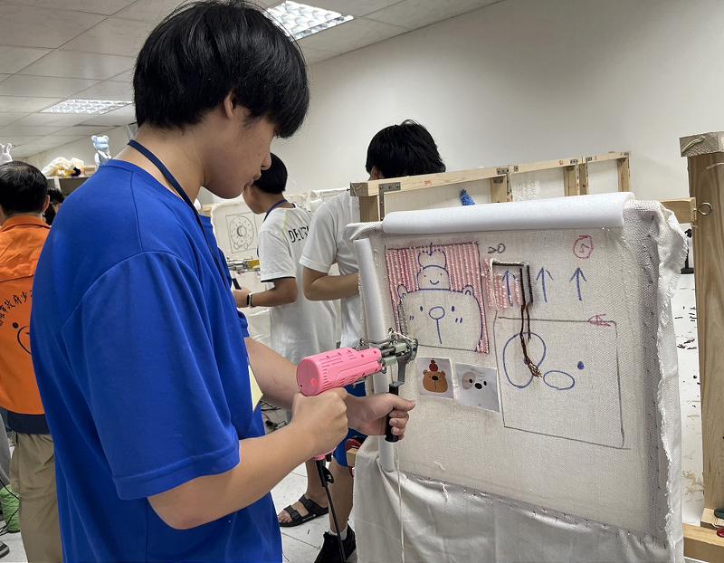 高市警局少年隊攜手少輔會揪少年家長畫布創作 有獎徵答宣導防詐及反毒