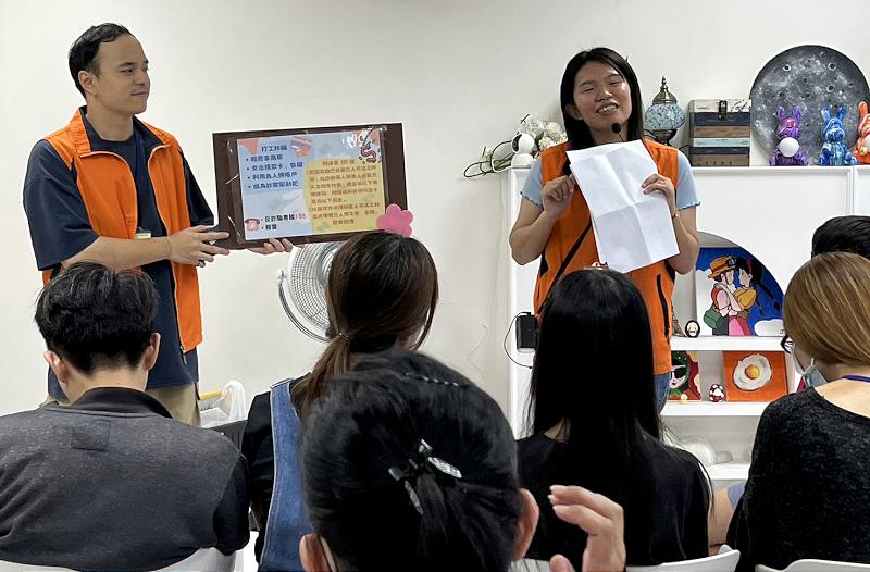 高市警局少年隊攜手少輔會揪少年家長畫布創作 有獎徵答宣導防詐及反毒