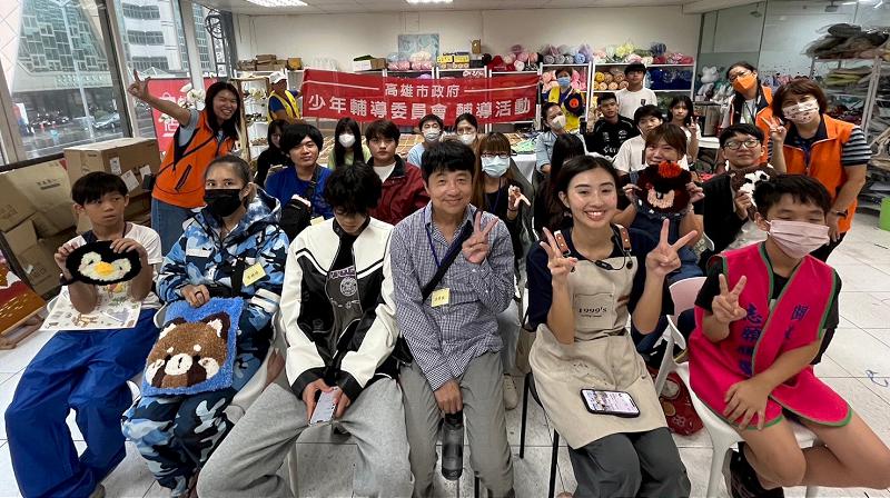 高市警局少年隊攜手少輔會揪少年家長畫布創作 有獎徵答宣導防詐及反毒