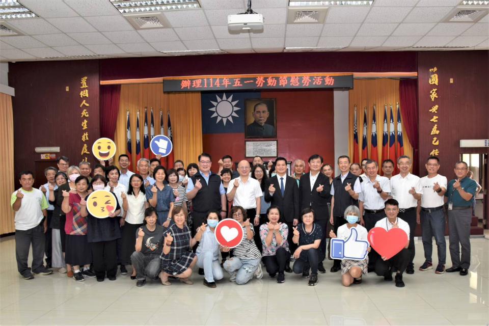 高市警局贈禮44名職工 提前賀勞動節