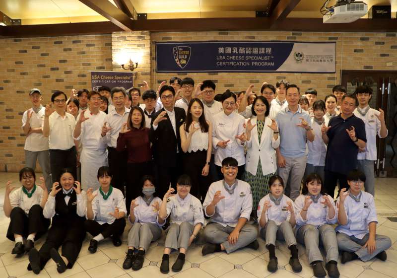 高餐大六度攜手美國乳品出口協會 領先全台及亞洲合辦美國乳酪認證課程