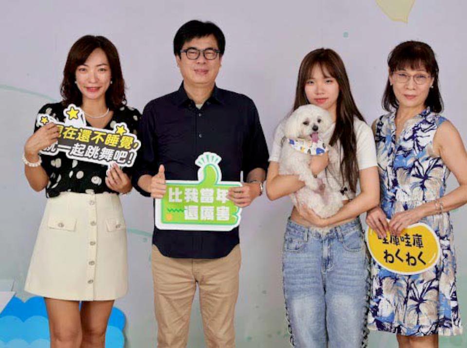 高市教育局112學年度模範生及市長獎畢業生合影最終場 鳳山等4區代表同框陳其邁