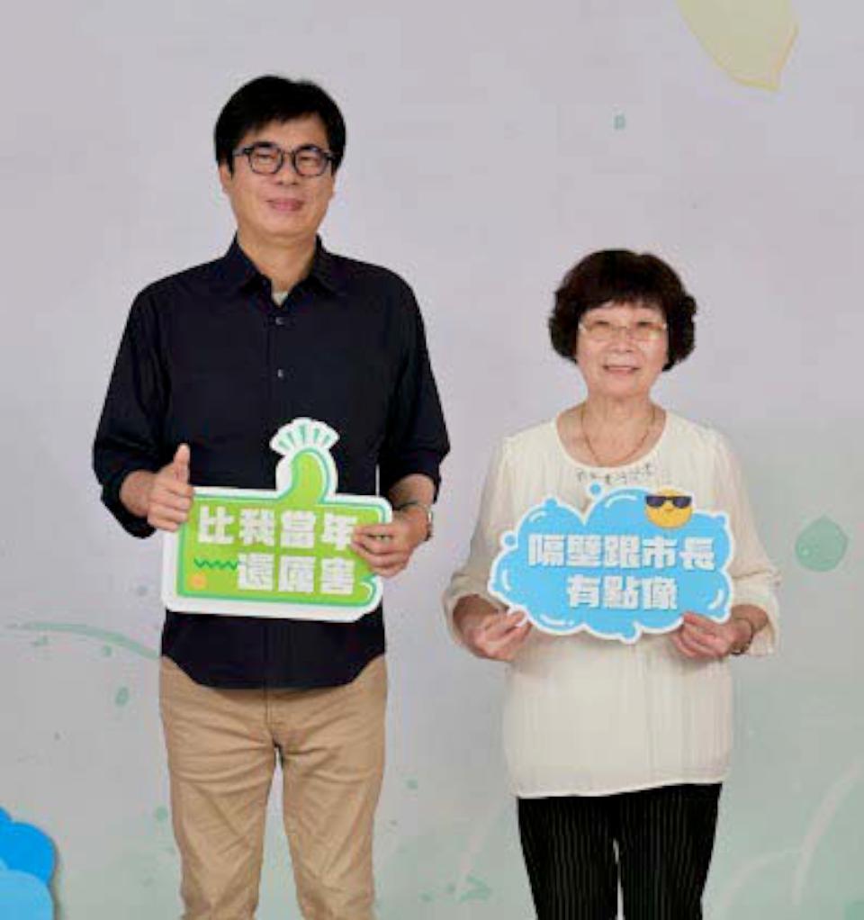 高市教育局112學年度模範生及市長獎畢業生合影最終場 鳳山等4區代表同框陳其邁