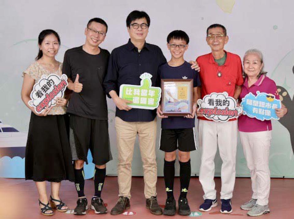 高市教育局112學年度模範生及市長獎畢業生合影最終場 鳳山等4區代表同框陳其邁