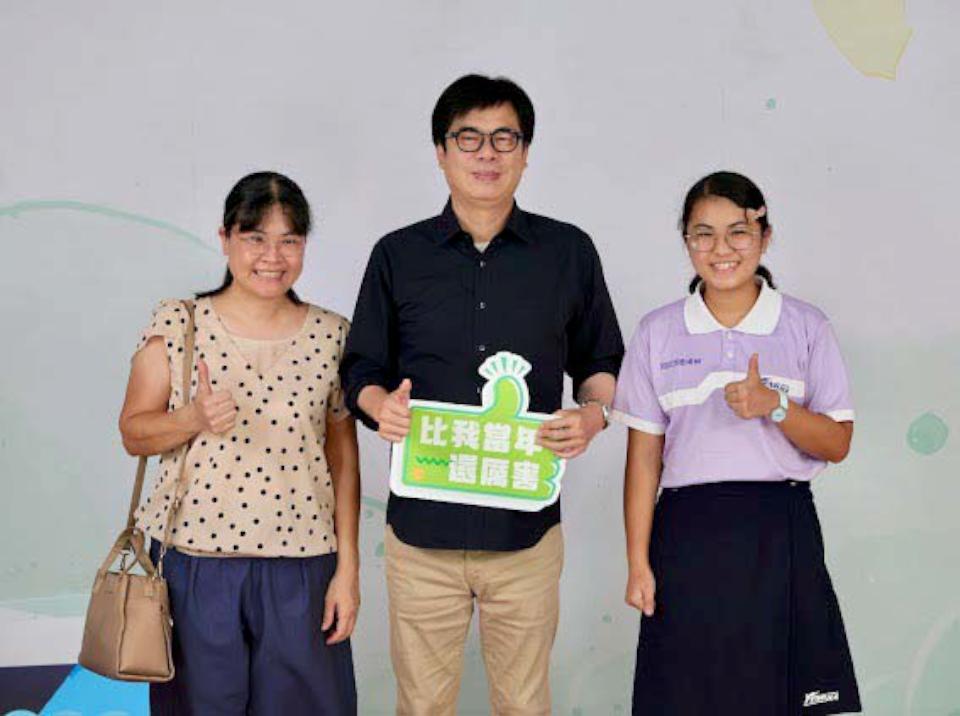 高市教育局112學年度模範生及市長獎畢業生合影最終場 鳳山等4區代表同框陳其邁