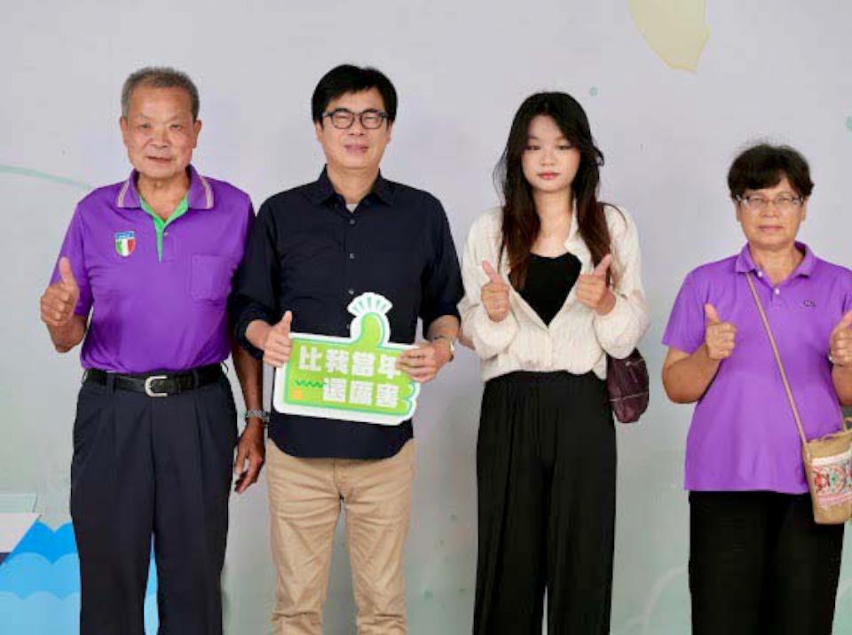 高市教育局112學年度模範生及市長獎畢業生合影最終場 鳳山等4區代表同框陳其邁