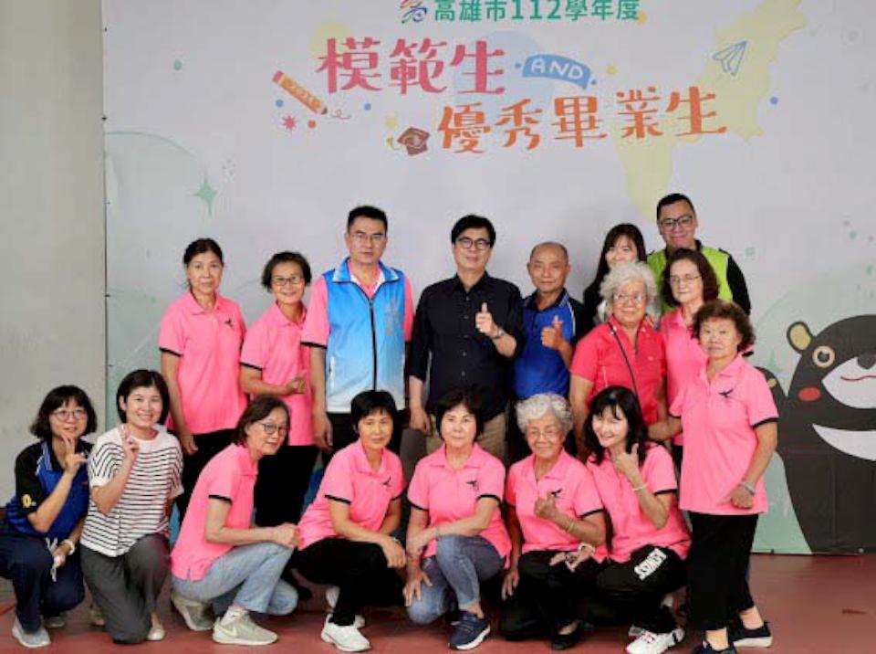 高市教育局112學年度模範生及市長獎畢業生合影最終場 鳳山等4區代表同框陳其邁