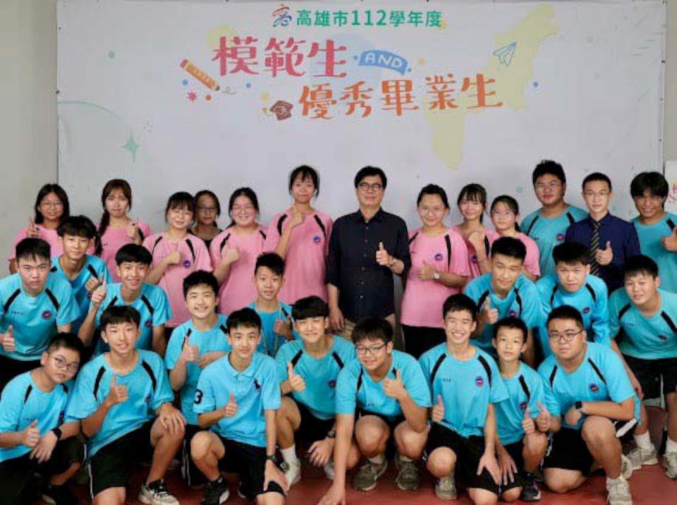 高市教育局112學年度模範生及市長獎畢業生合影最終場 鳳山等4區代表同框陳其邁