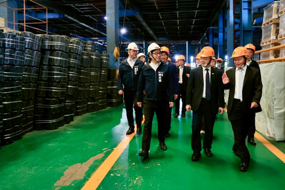 經濟部長龔明鑫訪高與扣件等產業代表座談 陳其邁：續攜手中央助攻業者轉型加值產品