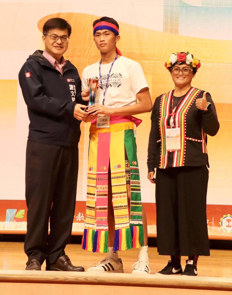 112年全國語文競賽高市45名選手、1團隊同獲特優 教育局前進中山工商頒獎嘉勉