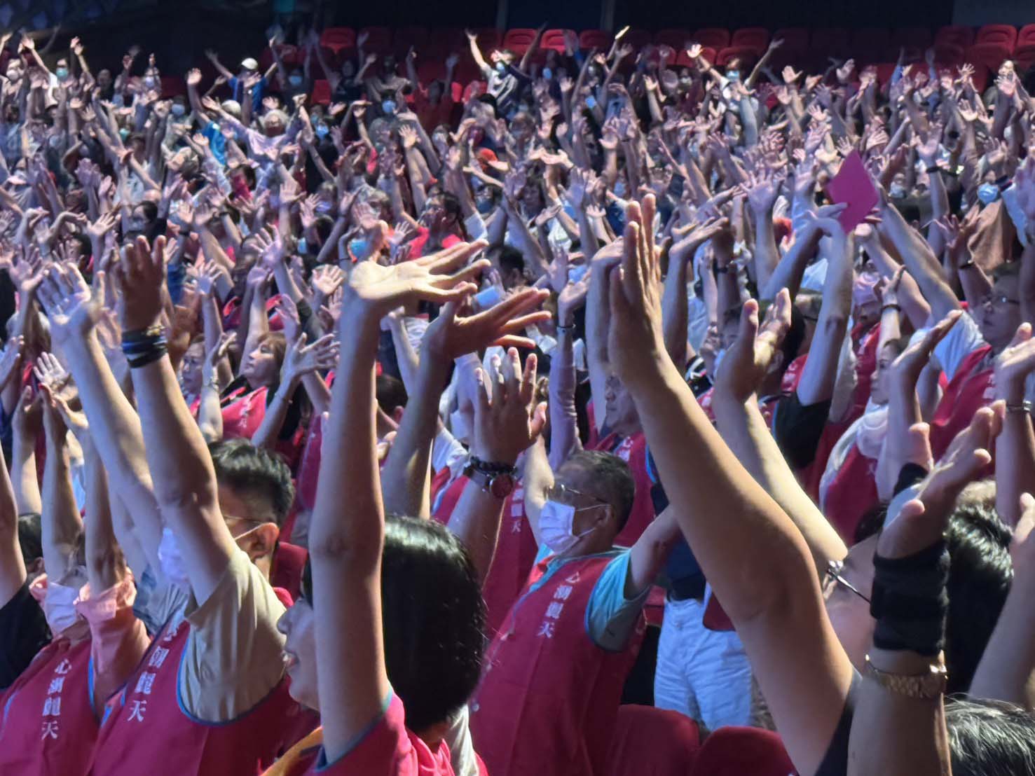 高雄心潮麗天協會加持音樂會千人參與 古魯上師領軍讚頌編創樂曲洗滌身心