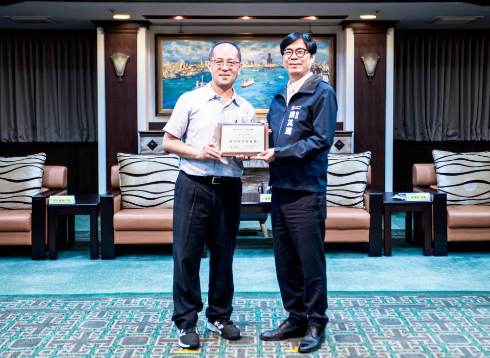 高市10生1校榮膺志工菁英獎  陳其邁盛讚獲獎者轉化小愛變大愛