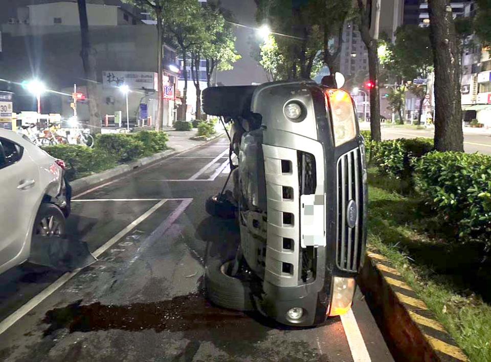 【第294期】中颱山陀兒重創高市市府加速復原工作 三民一警贈飲品慰勉救災人員辛勞