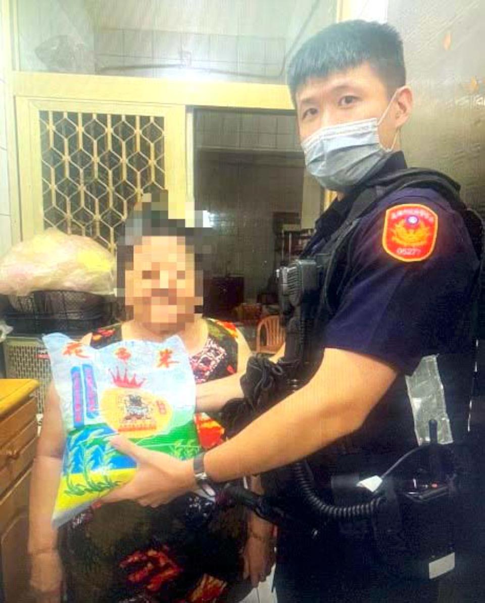 【第294期】中颱山陀兒重創高市市府加速復原工作 三民一警贈飲品慰勉救災人員辛勞