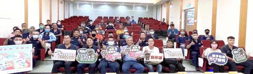 【第294期】中颱山陀兒重創高市市府加速復原工作 三民一警贈飲品慰勉救災人員辛勞