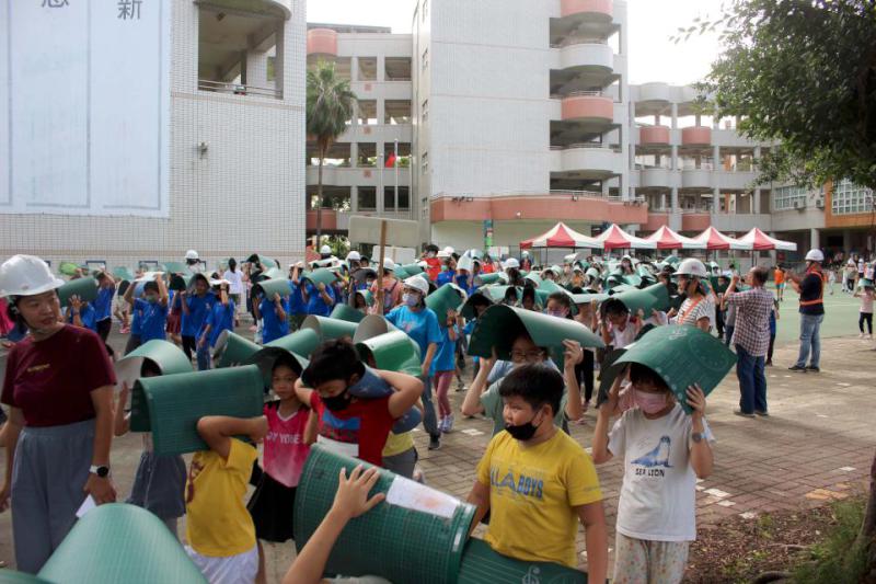 因應921國家防災日 高市左營區新上國小演練地震疏散避難後送傷者