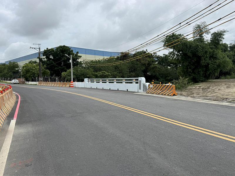 工務局新工處改建拓寬路竹區竹園里橋 施工期間設置便道維持通行