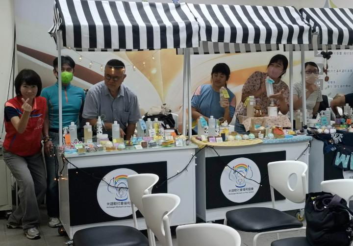 高市米迦勒社福協會身障第二專長職訓班結業 學員參展香氛洗沐等手作商品
