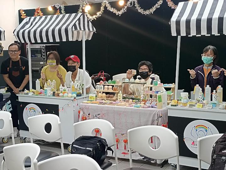 高市米迦勒社福協會身障第二專長職訓班結業 學員參展香氛洗沐等手作商品