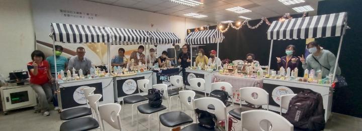 高市米迦勒社福協會身障第二專長職訓班結業 學員參展香氛洗沐等手作商品