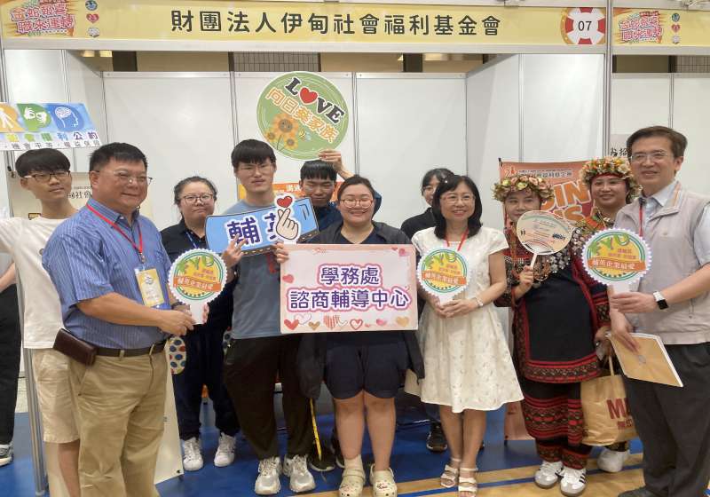 輔英科大校園徵才嘉年華 140家企業招募5000名新血部分醫院祭出年薪百萬