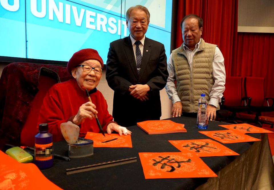 正修科大邀4書法名家現場揮毫贈春聯 百歲人瑞王鍚圭站練字4小時體現長壽秘訣