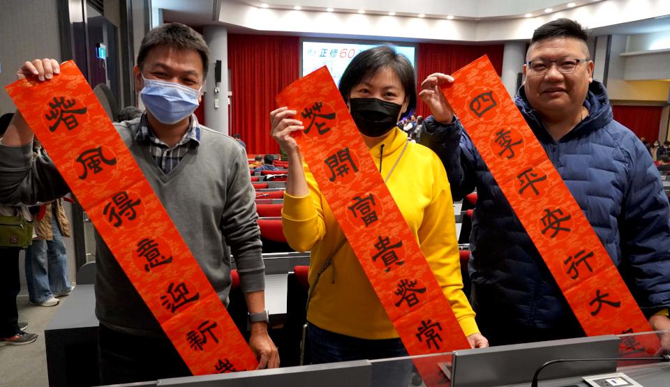 正修科大邀4書法名家現場揮毫贈春聯 百歲人瑞王鍚圭站練字4小時體現長壽秘訣