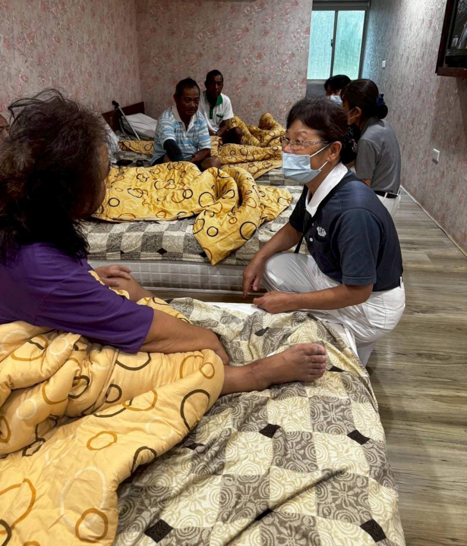 西南氣流壟罩高市逾一週降雨量逾2200公釐 慈濟高雄災變中心安置災民配送物資